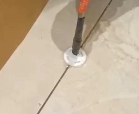 临武瓷砖空鼓维修公司专业解答瓷砖在铺贴过程中，如果没有涂抹均匀到位的粘结材料（如水泥砂浆或瓷砖胶），可能会导致以下问题